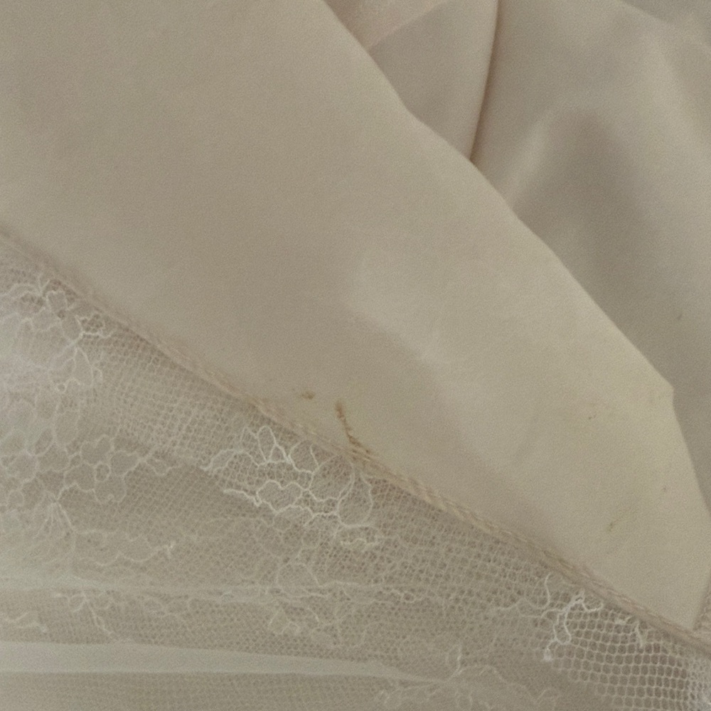 Elegant White Lace Mermaid Wedding Dress with Plunging V-Neck - Picture 6 of 7